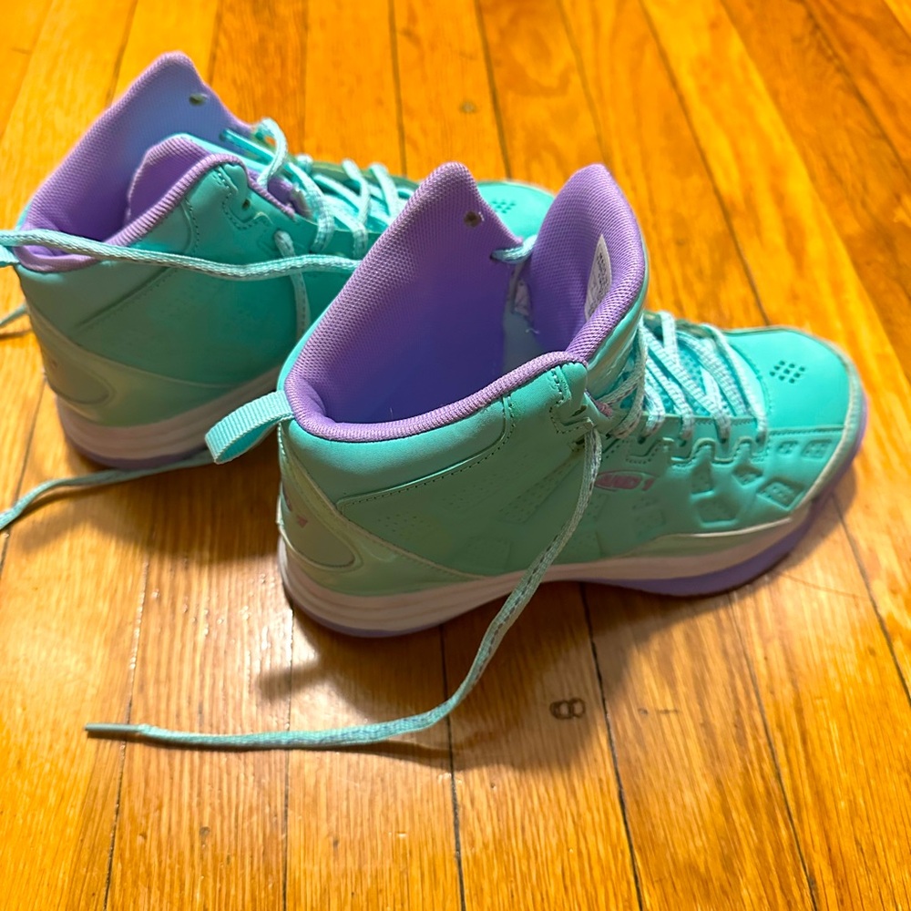 And1 girls basketball shoes size 4